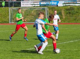 Yonathan Engel behauptet beim 3:2-Sieg gegen Oschersleben den Ball gegen Oschersleben