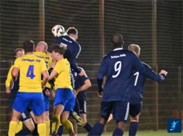 Diego Kasparek verfehlt per Kopf das Zörbiger Tor (Foto: Thomas Schlotte)