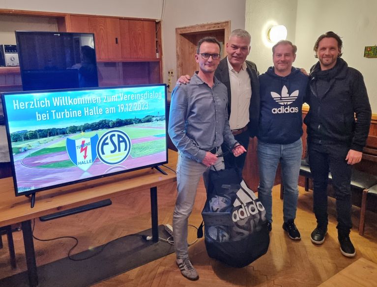 FSA-Präsident Holger Stahlknecht übergab gemeinsam mit Präsidiumsmitglied Jens Franke an Daniel Wurbs und Marko Balzer einen Satz Bälle