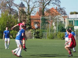Nick Waschkowitz im Kopfballduell gegen die SG Blau-Weiß Brachstedt