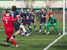 Sascha Gerber bringt den Ball gegen Naumburg in den Strafraum