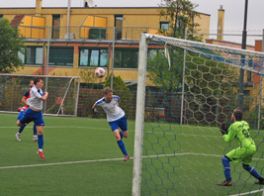 Carl Marzodko köpft für Turbine III gegen den FSV 67 zum Ausgleich ein