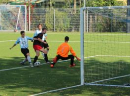 Ian Kallen kullert den Ball zum 7:0 ins Netz