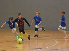 Der SV Jena-Zwätzen (schwarz) und Turbine Halle II lieferten sich ein spannendes Duell bei den E-Junioren