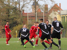 Arthur Blech spielt sich durch die vielbeinige Eisdorfer Defensive