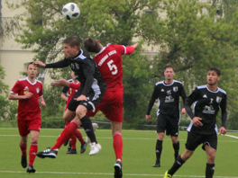 Louis Klein im Kopfballduell gegen die SG Buna