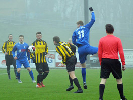 Doppeltorschütze Tim Riechert köpft gegen Tiefenort