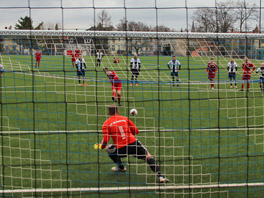 Janos Körtge erzielt vom Strafstoßpunkt das 1:0 für Turbine
