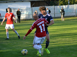 Felix Kirschten im Zweikampf mit Brachstedts Roberto Ritter (Foto: B.Mandel)