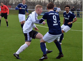 Lukas Jahner (Nr. 9) und Elias Kindl im Zweikampf gegen Friedersdorf