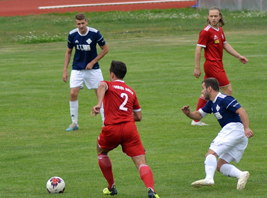 Dominik Zech entwischt seinem Gegenspieler (Foto: B.Mandel)