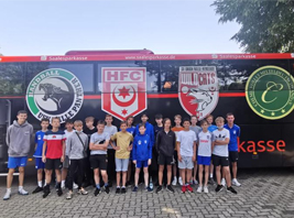 Unsere C1-Junioren vor dem Bus der Saalesparkasse