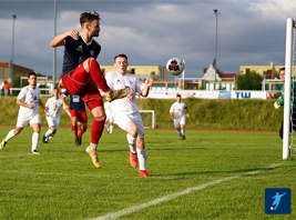 Tommy Kind flankt vor Max Purfürst (Foto: FuPa.net)