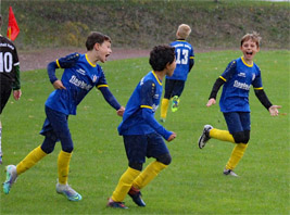 Große Freude bei unseren E1-Junioren nach dem Sieg bei Einheit Halle