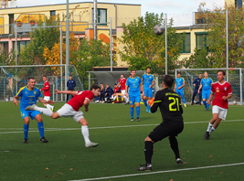 Mit Schwung aber ohne Fortune köpft Karl Purgand den Ball über das Landsberger Tor