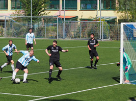 Louis Günther verzieht knapp vor Keeper Völkner