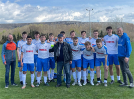 Unsere A-Junioren nach dem 4:0 in Hergisdorf - mit dabei 'Edelfan' und langjähriger A-Jugendtrainer Detlef Wißner