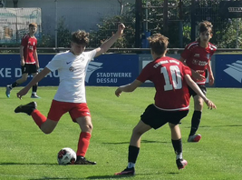 Unsere B-Junioren (rot) gewinnen im Landespokal 2:1 in Dessau