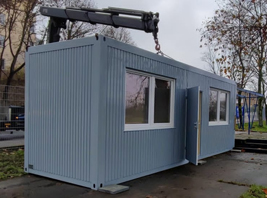 Firma KLEUSBERG stellt Bürocontainer am Kunstrasenplatz zur Verfügung