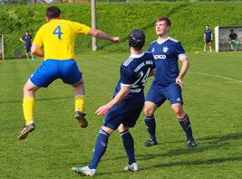 Landsbergs Christoph Darmochwal im Duell mit Turbines Kapitän Eric Gröger und Karl Purgand bei seinem Comeback