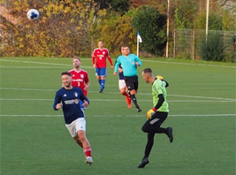 Janos Körtge - hier im Laufduell gegen Brachstedts Keeper Guderitz - erzielte das 'Goldene Tor' für die Felsenjungs
