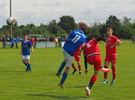 Tim Hartmann köpft zum 1:0 für Turbine ein