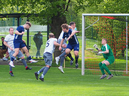 Janos Körtge köpft zum 2:1 für Turbine ein