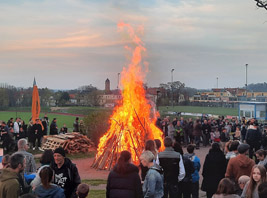 400 Gäste kamen zum Osterfeuer 2024 auf dem Felsen