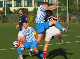 Marcel Uhlmann im Kopfballduell gegen zwei Kicker aus Elster
