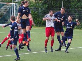 Turbines Torschützen Moritz Alicke (li.) und Johann Kowalewicz im Kopfballduell gegen Emseloh