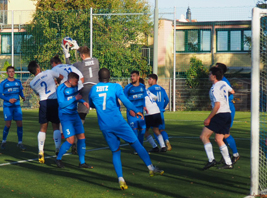 Zeitz´Keeper Paul Freyer klärt vor Dominik Zech und Moritz Alicke
