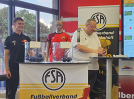 'Losfee' Neo Schürmann und Ansetzer Axel Garz ziehen die Lose für den Landespokal