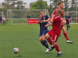 Zerbsts Keeper Janic Troeder wird von Eric Gröger irritiert und faustet den Ball ins eigene Netz