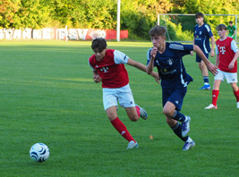 Unsere U17 (blau) zieht mit einem 14:0-Sieg beim PSV ins Viertelfinale ein